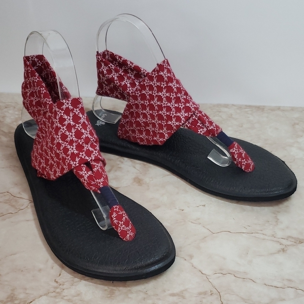 Sanuk Red Patterned Women's Sandals 10